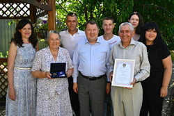 В Тамбове Максим Егоров поздравил супругов Мясниковых с пятидесятилетием совместной жизни