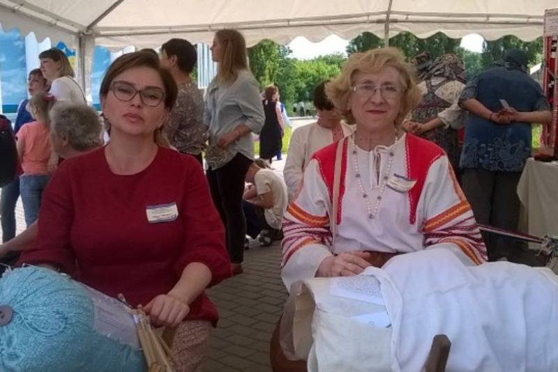 Тамбовчанка плетет на коклюшках, шьет игрушки и реставрирует старинную мебель