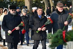 Евгений Первышов возложил цветы к военным мемориалам