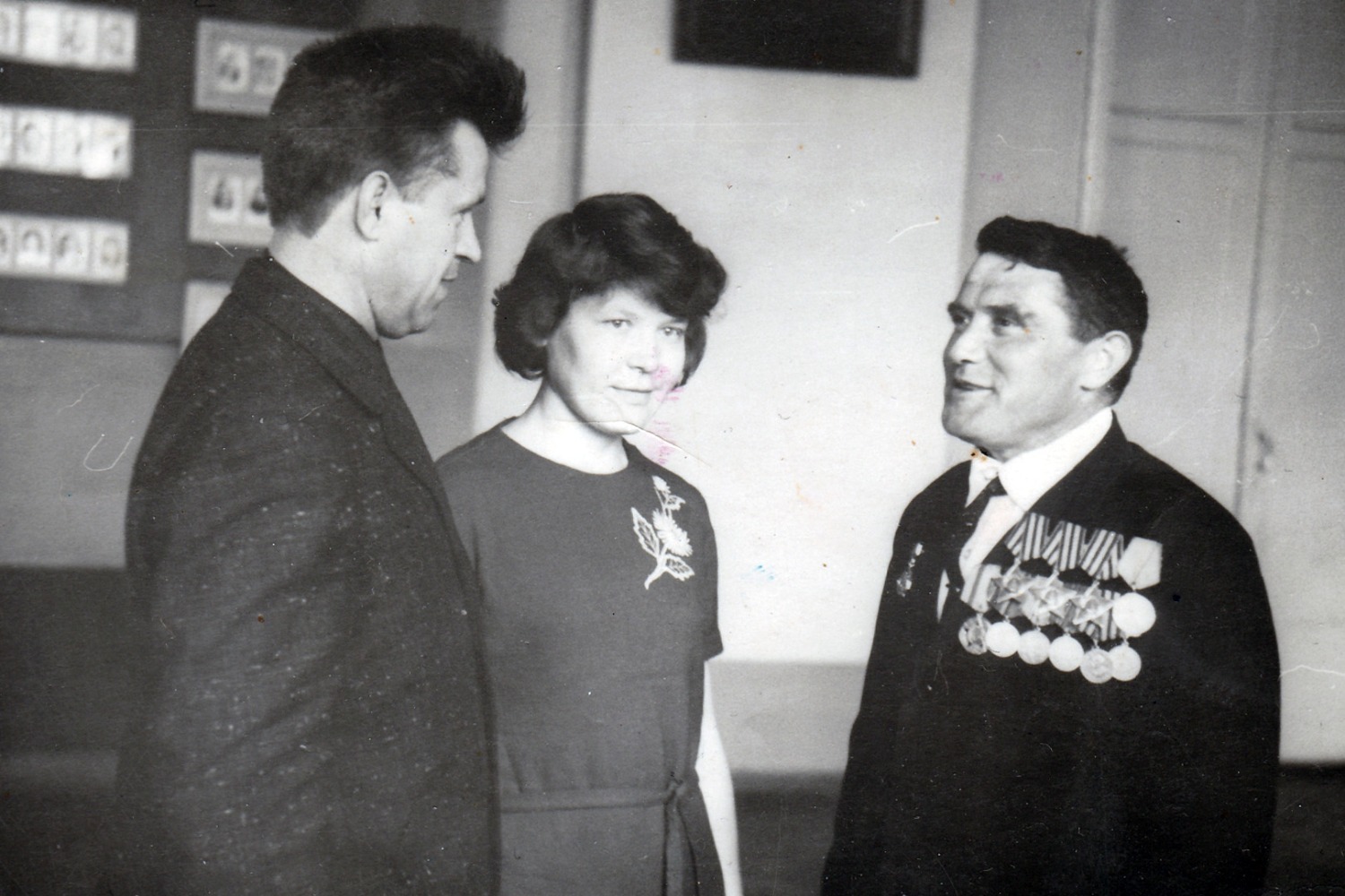 Николай Ильич Чиликин (крайний справа)