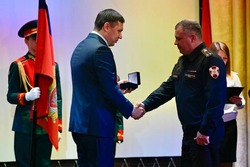 Евгений Первышов поздравил сотрудников Росгвардии с профессиональным праздником