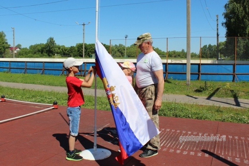 Начались соревнования начались с поднятия государственного флага России