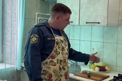 Сотрудники МЧС поделились рецептом любимого борща