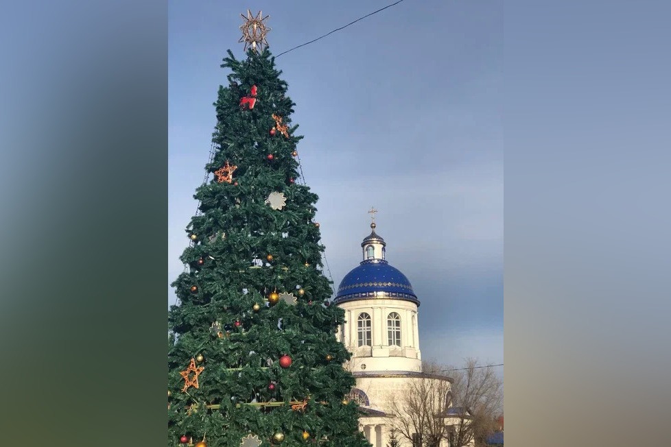 В Бондарском районе главную ёлку нарядили 16 декабря. Она находится на главной площади райцентра. 