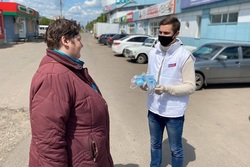 В Тамбове волонтёры раздают на улицах бесплатные маски