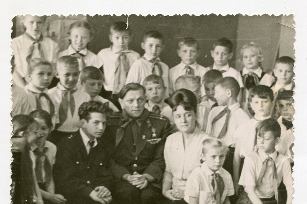Герой Советского Союза, подполковник В.В.Климов (в центре) с пионерами отряда им. В.В.Климова школы №1 продленного дня г.Оренбурга, [1960-е гг.] 