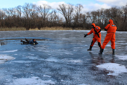 Ледовые тренировки: тамбовские спасатели вытаскивали из воды своих коллег