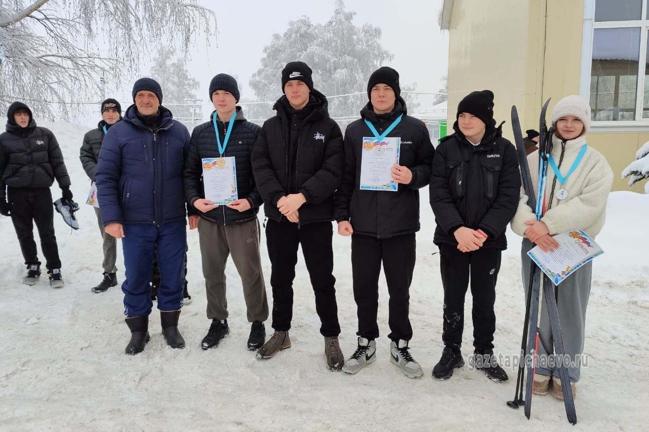Липовские лыжники со своим учителем Анатолием Коростелёвым
