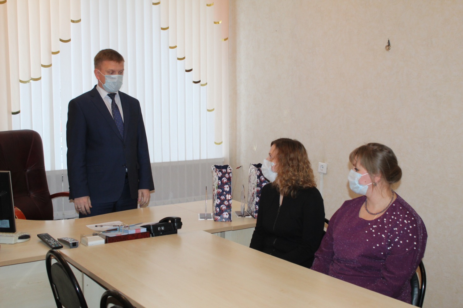 фото сотрудницы. работа женщине в первомайском районе. волонтеры на улице. волонтеры фото. администрация фото.