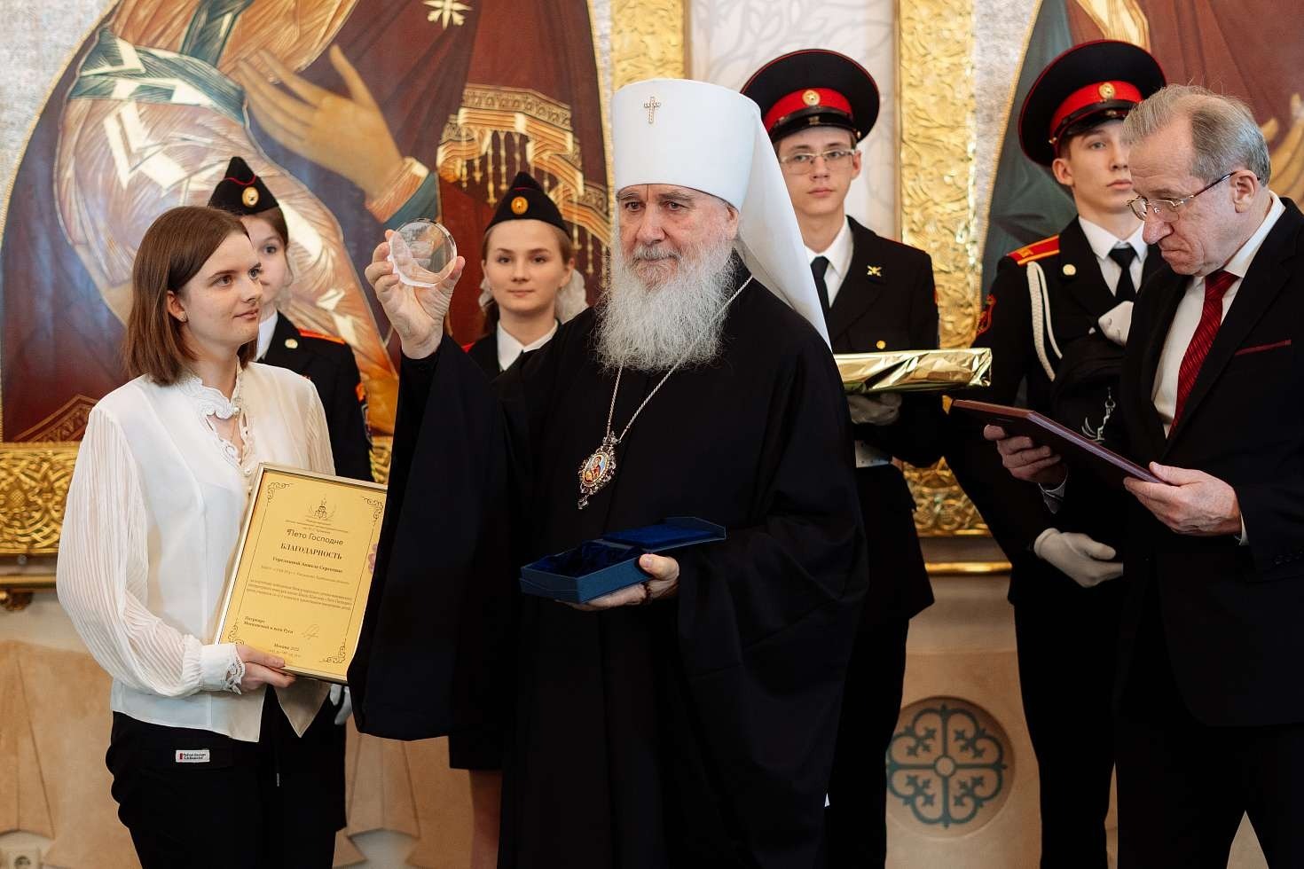 Митрополит Калужский и Боровский Климент вручает медаль победительнице