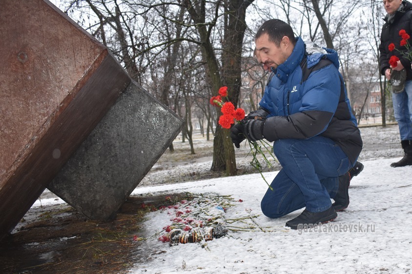 Возложение цветов к мемориалу