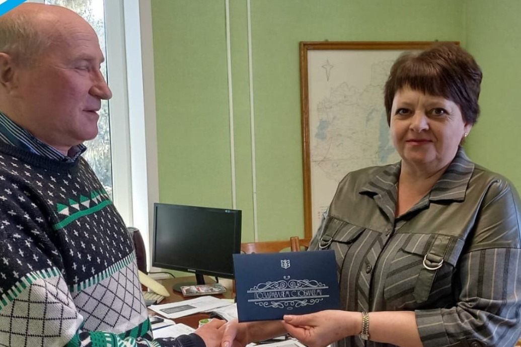Награду получает директор Староюрьевской школы Татьяна Киселёва