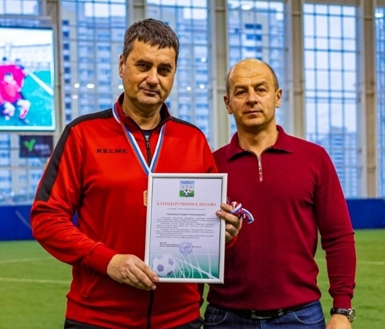 Награду получает тренер-преподаватель Андрей Немтинов (слева)