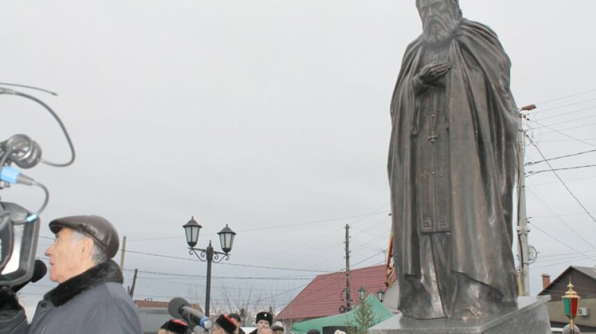 Памятник преподобному Серафиму Саровскому. Фото Михаила Белых.