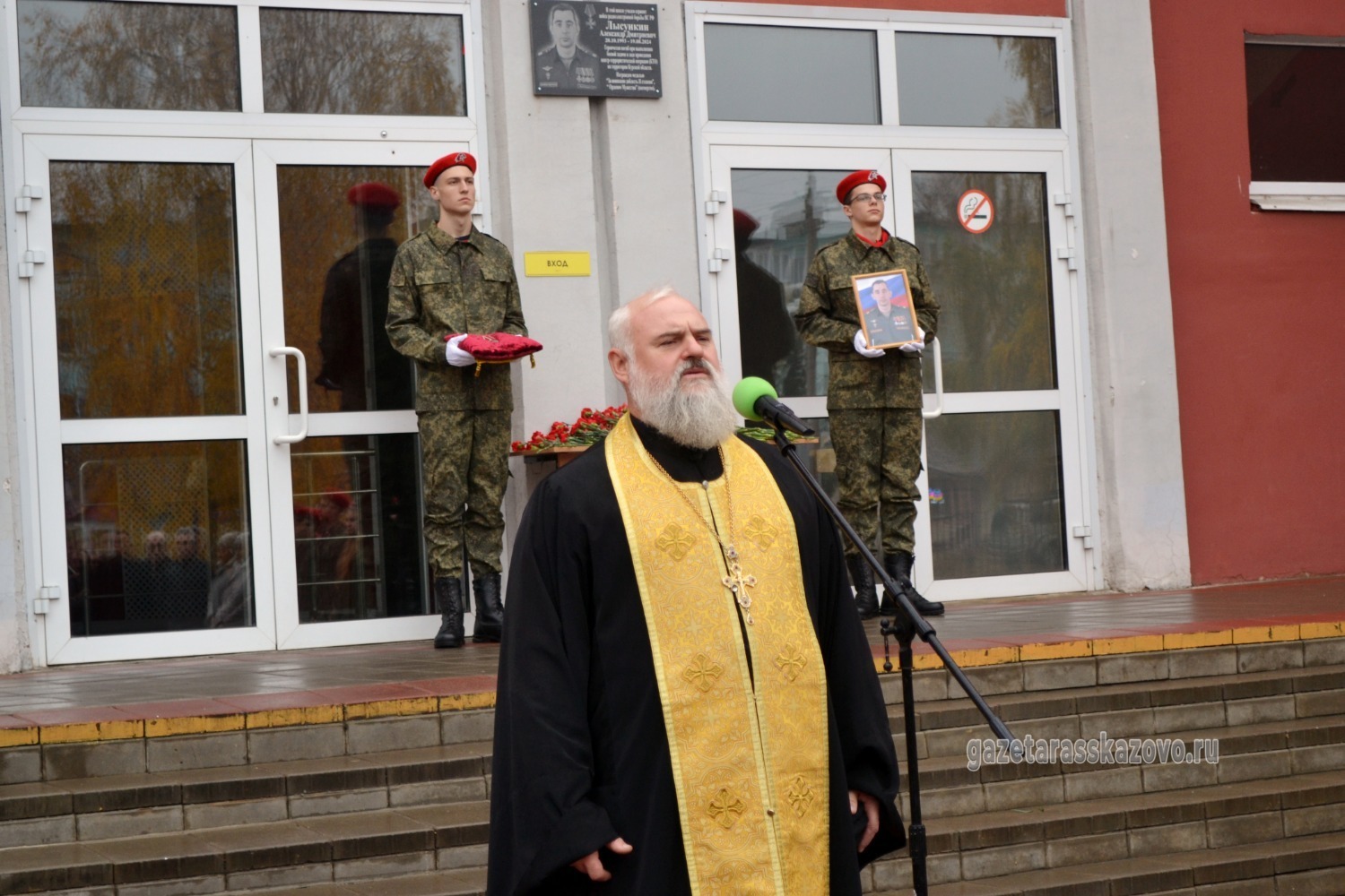 Панихиду по погибшему воину совершил настоятель Иоанно-Богословского храма протоиерей Георгий Золотов