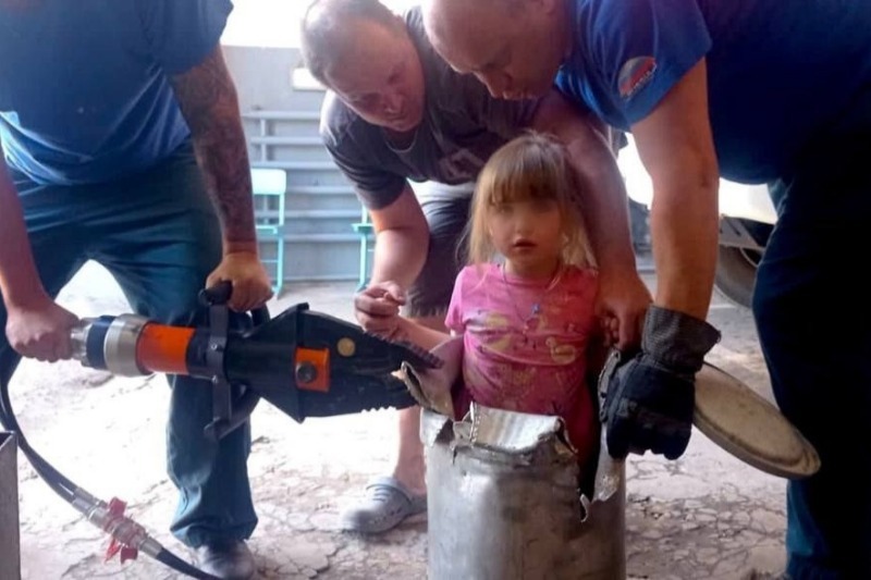 В Тамбовской области спасли девочку, которая застряла в молочном бидоне ...