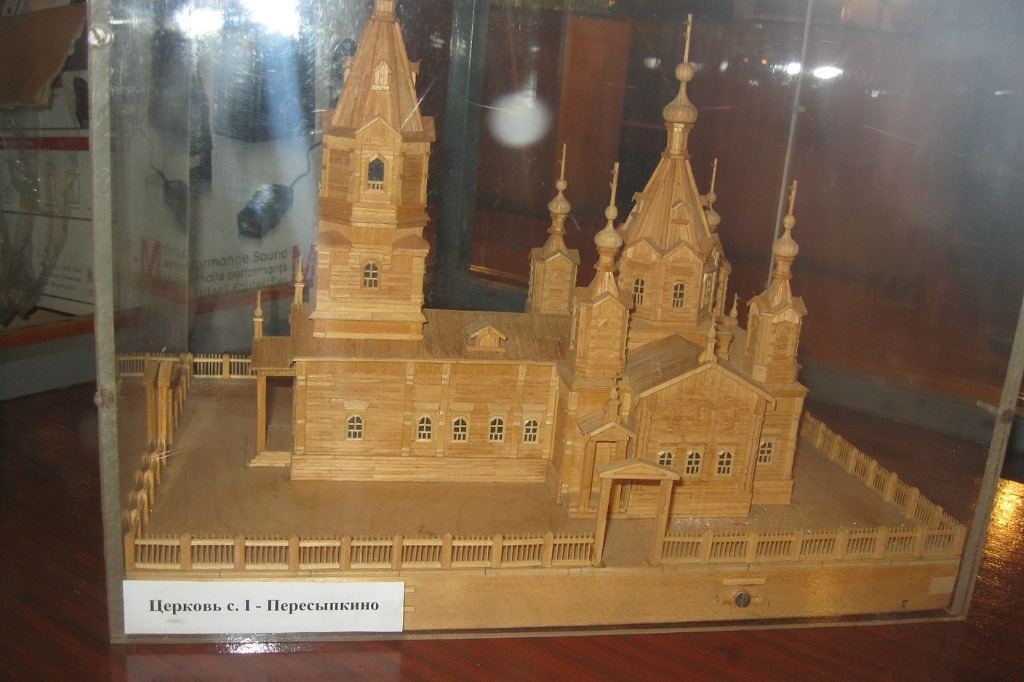 Макет старой Богоявленской церкви, хранящийся в школьном музее
