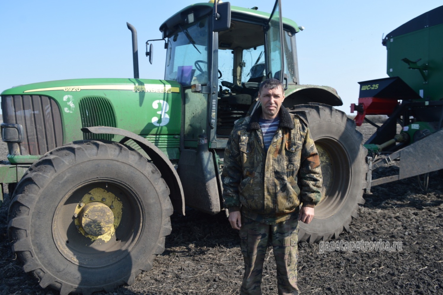 Механизатор Виктор Козлов возле загрузчика семян