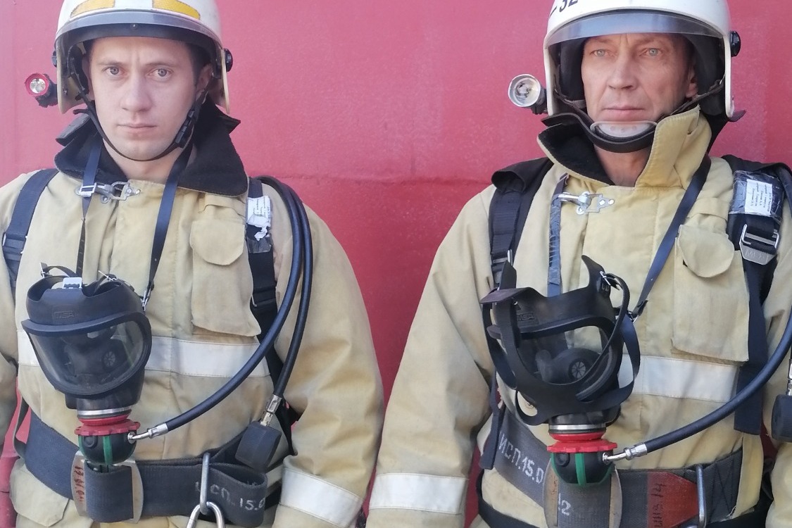Командир звена Валерий Черножук (слева) и пожарный Александр Епихин