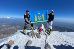 На вершине Эльбруса альпинисты установили флаг Староюрьевского района