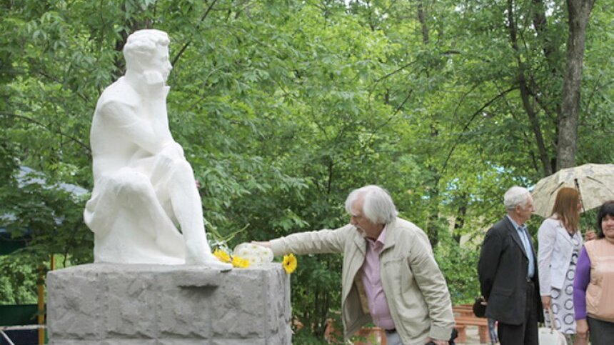 Владимир Андреев возлагает цветы  к памятнику Пушкину
