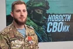 На тамбовском телеканале рассказывает о боевом прошлом спецназовец Андрей Петров