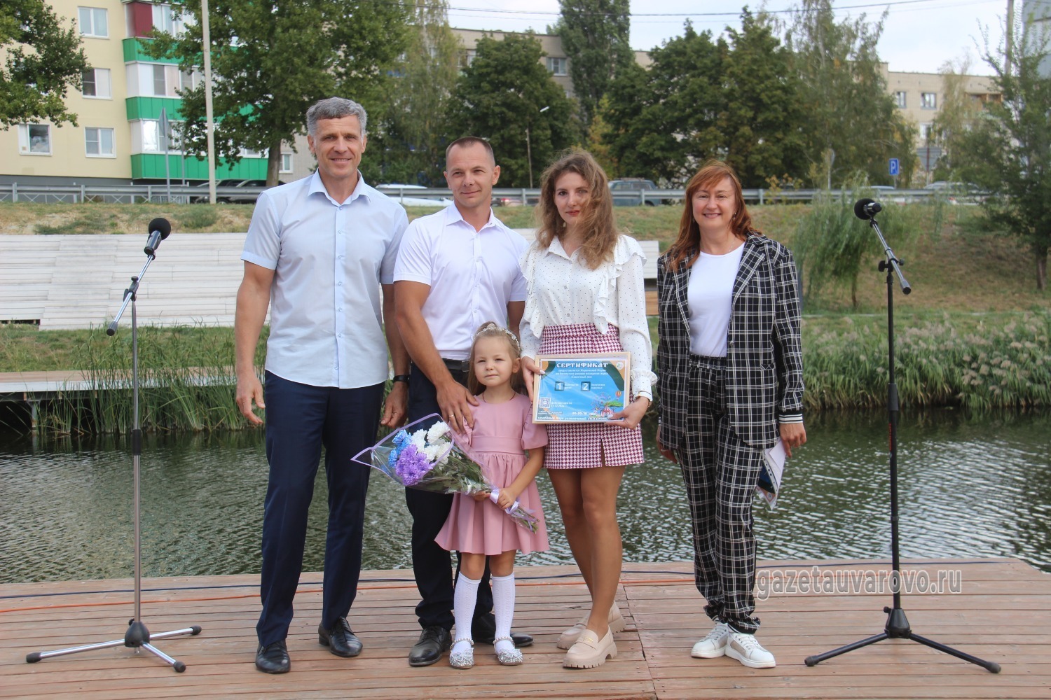 Владислав Денисов (слева) и Елена Бабикова (справа) с семьёй Жиронкиных
