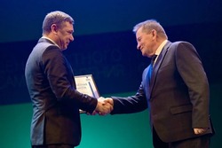 Евгений Первышов вручил награды ко Дню местного самоуправления