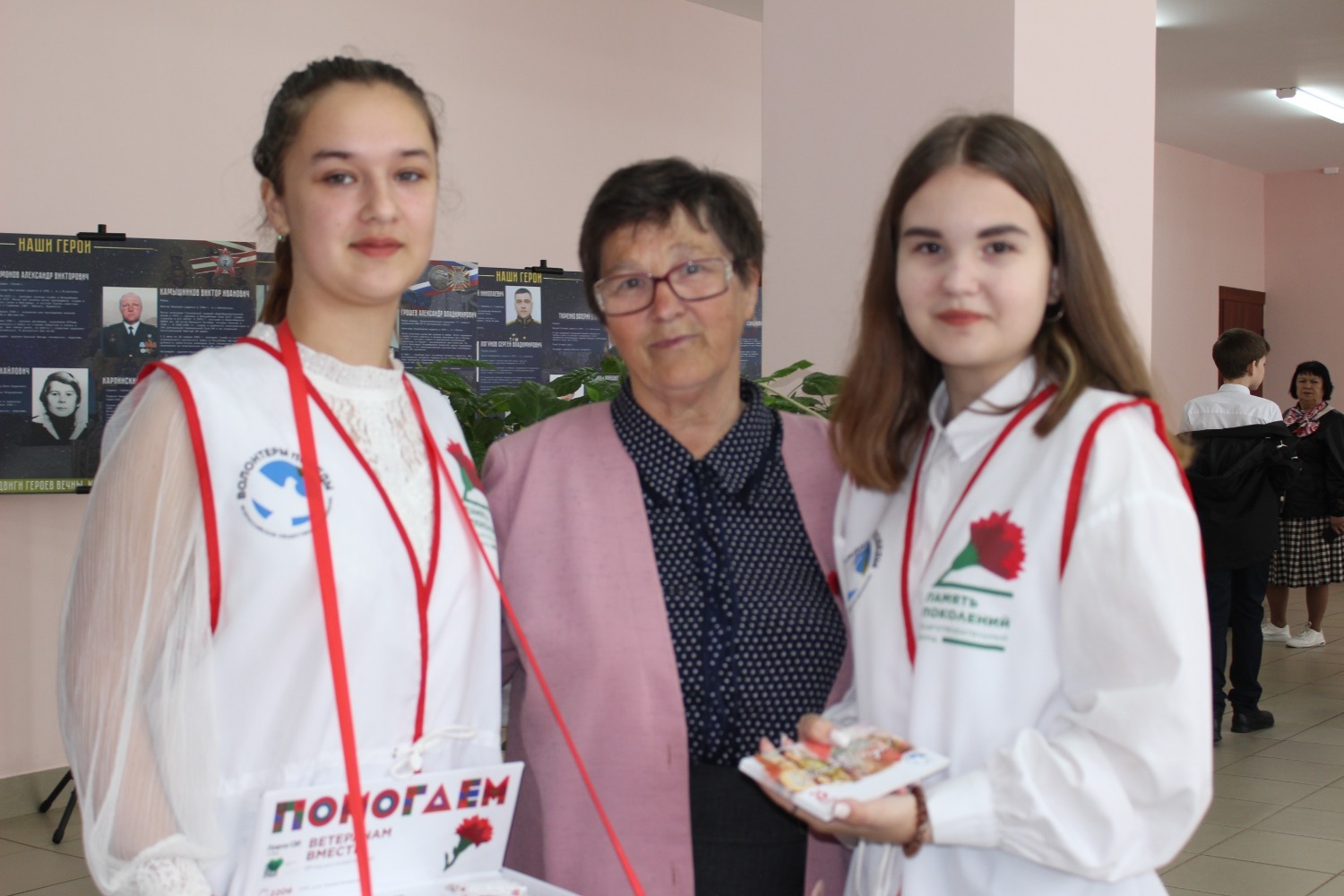 Мама участника СВО с волонтёрами
