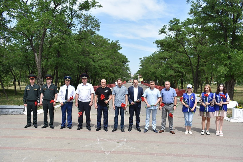 Участники мероприятия в парке Воинской славы в полдень 22 июня