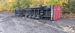 В Первомайском округе грузовая фура опрокинулась в кювет