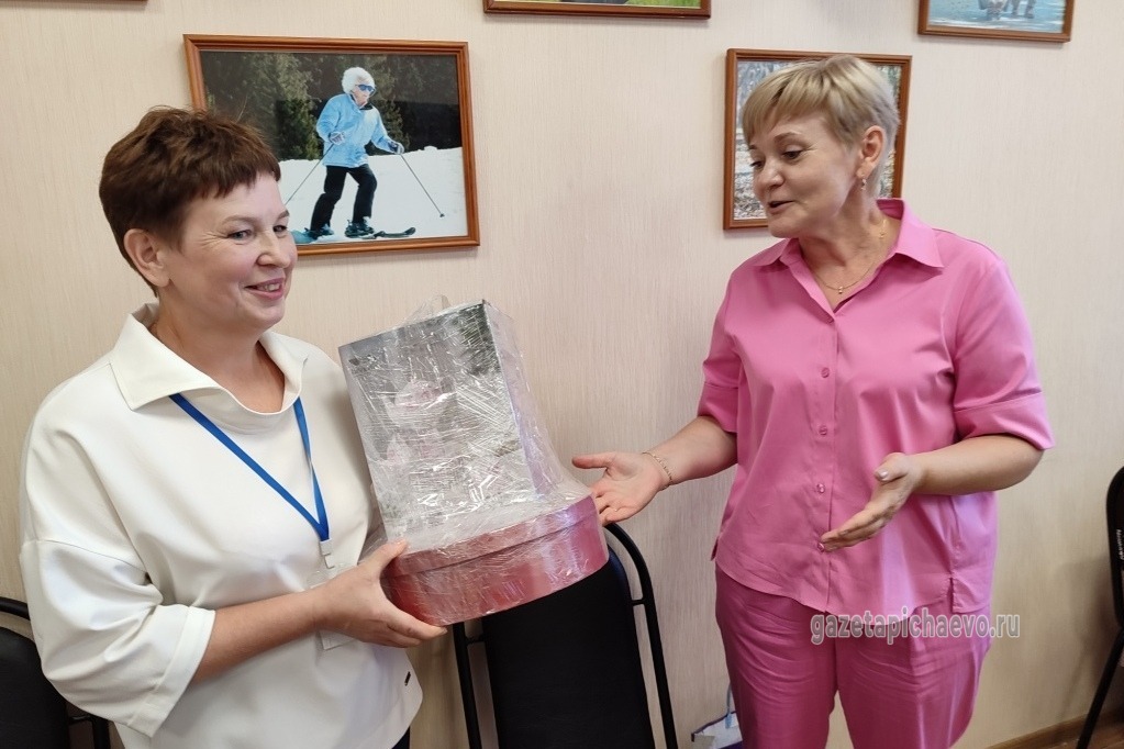 Подарок для посетителей центра Наталья Шабанова передала руководителю пичаевского отделения СФР Галине Свищёвой