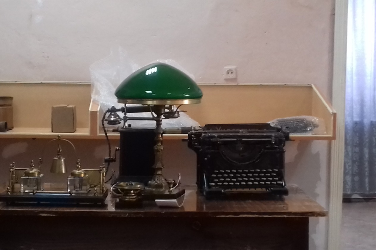 Лампа с традиционным зелёным абажуром