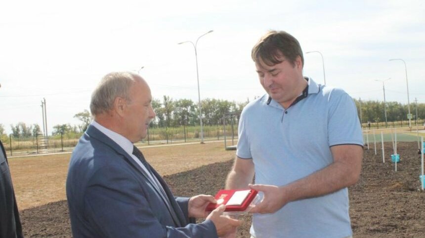 Медалью Михаила Шолохова награждается Алексей Полубота. Фото Михаила Белых