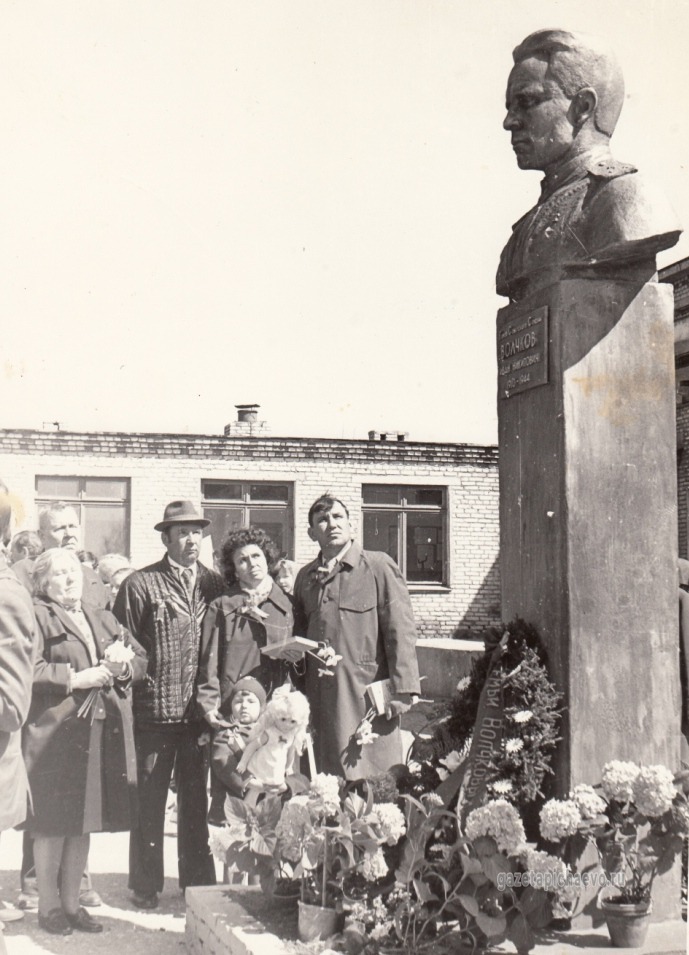 Родные Ивана Волчкова у памятника Герою в городе Браслав, 1985 год