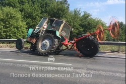 На дороге Р-22 «Каспий» трактор прилёг на барьер, потеряв заднее колесо