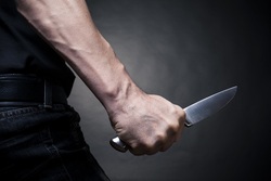 В поселке Строитель задержали грабителя, угрожавшего полицейским ножом