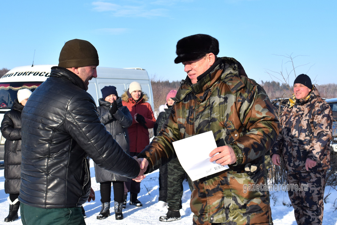 Глава Мордовского округа Сергей Манн награждает победителя соревнований Игоря Пастухова