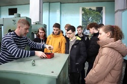 Более 500 школьников побывали на экскурсиях «Электроприбора»