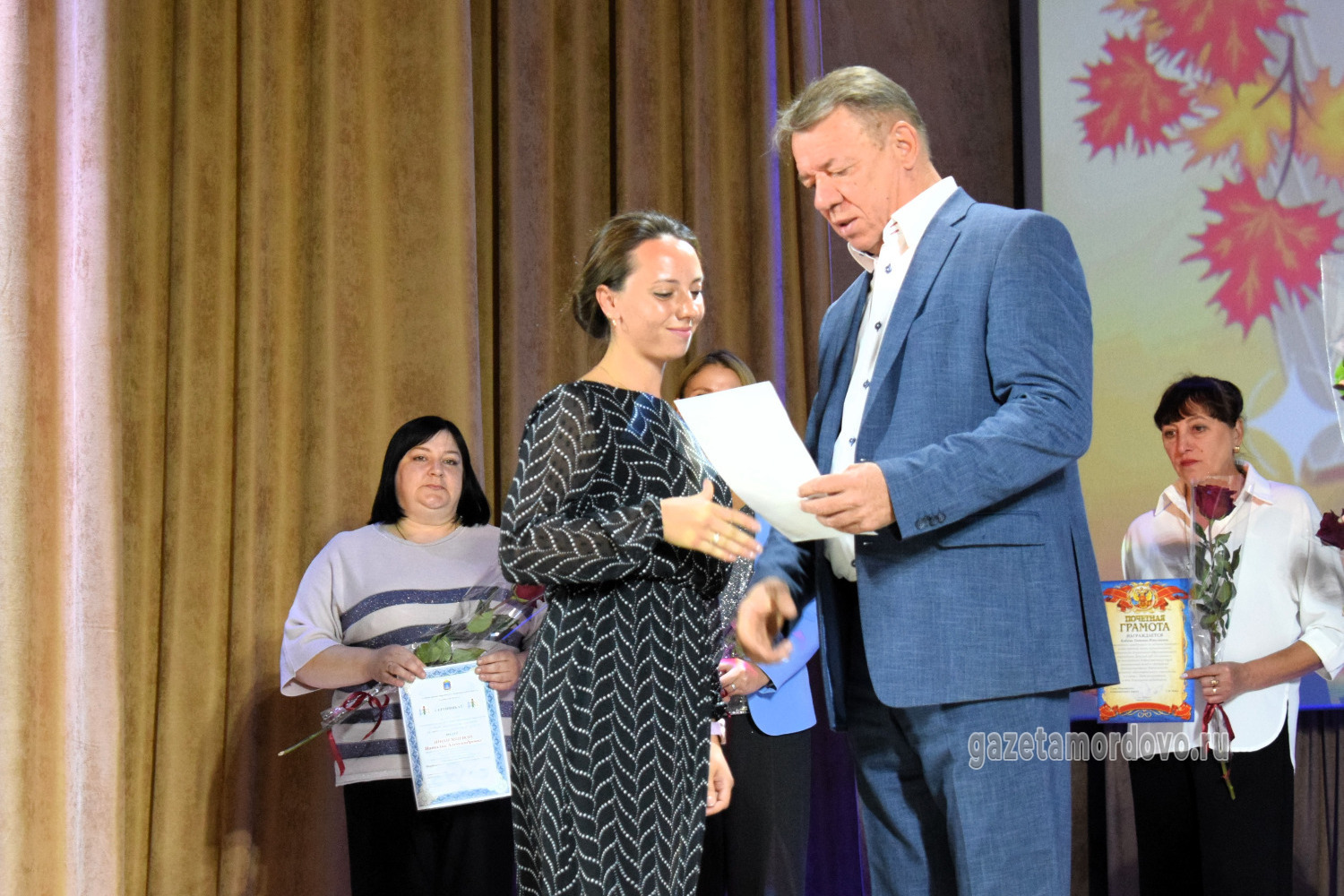 Сергей Манн награждает Ульяну Понкратову