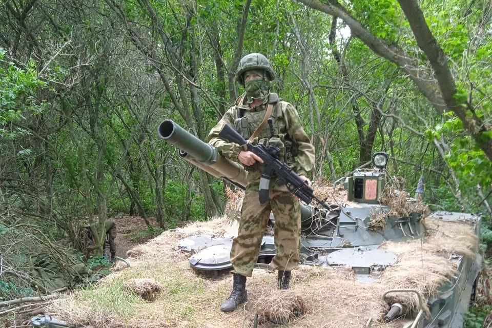 Александр Каширин на броне своего боевого танка