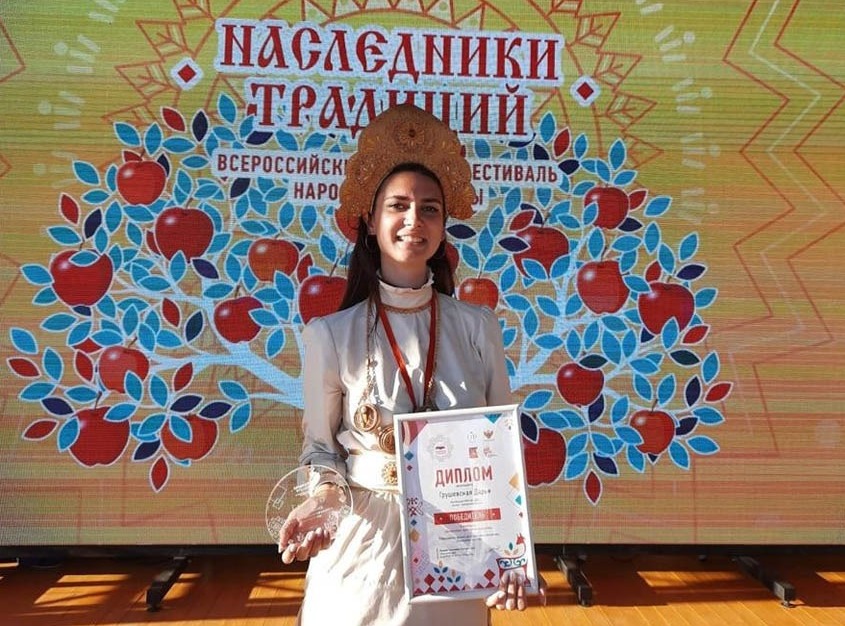 Дарья Грушевская с дипломом победителя