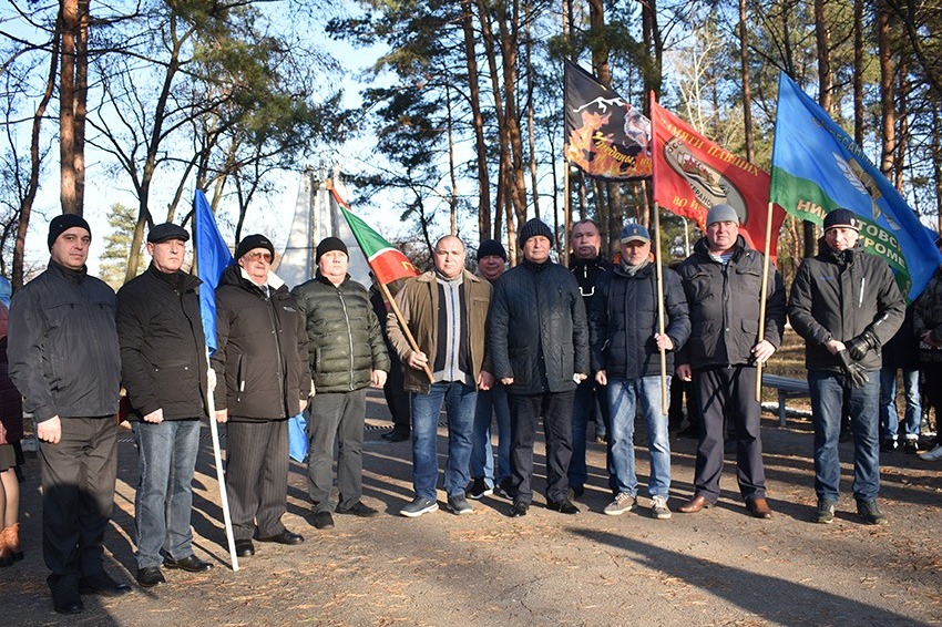 Участники митинга в парке Воинской славы 