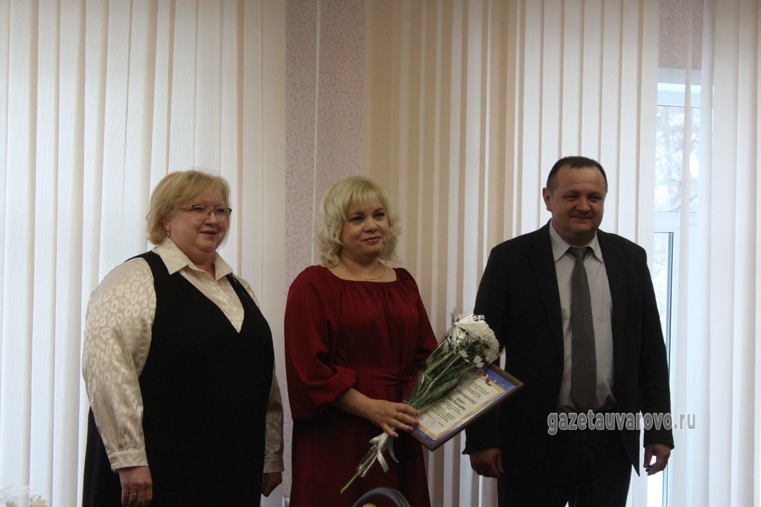 Награду вручают Елене Барышевой, Уваровская ЦРБ