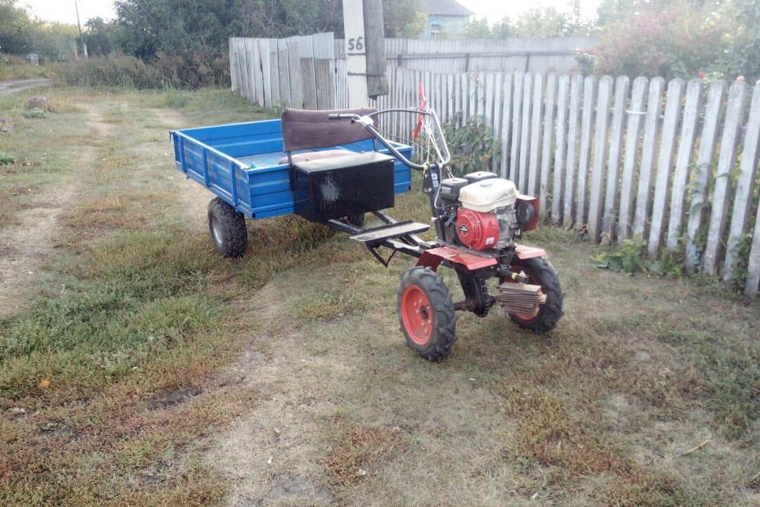 Дед на мотоблоке с прицепом