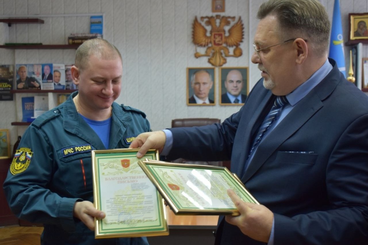 Глава города Моршанск Алексей Банников вручает благодарственные письма сотрудникам МЧС