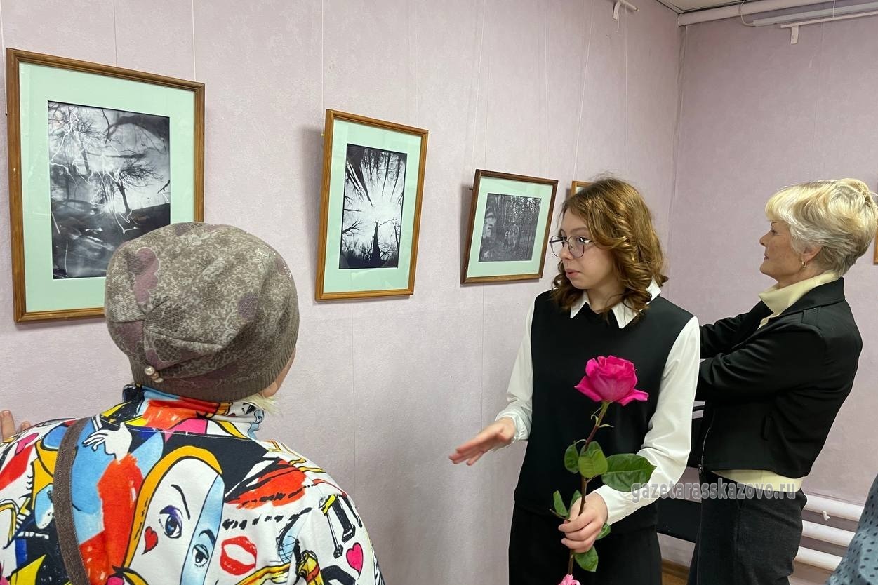 Виктория Смольянинова лично представила посетителям выставки свои фотоработы