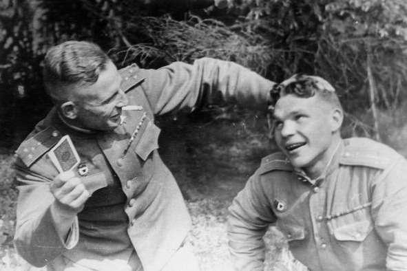 Николай Дмитриевич Цыплухин (слева) с фронтовым другом, 1945 год