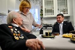 Евгений Первышов поздравил ветерана Великой Отечественной Владимира Севрюкова со 100-летним юбилеем