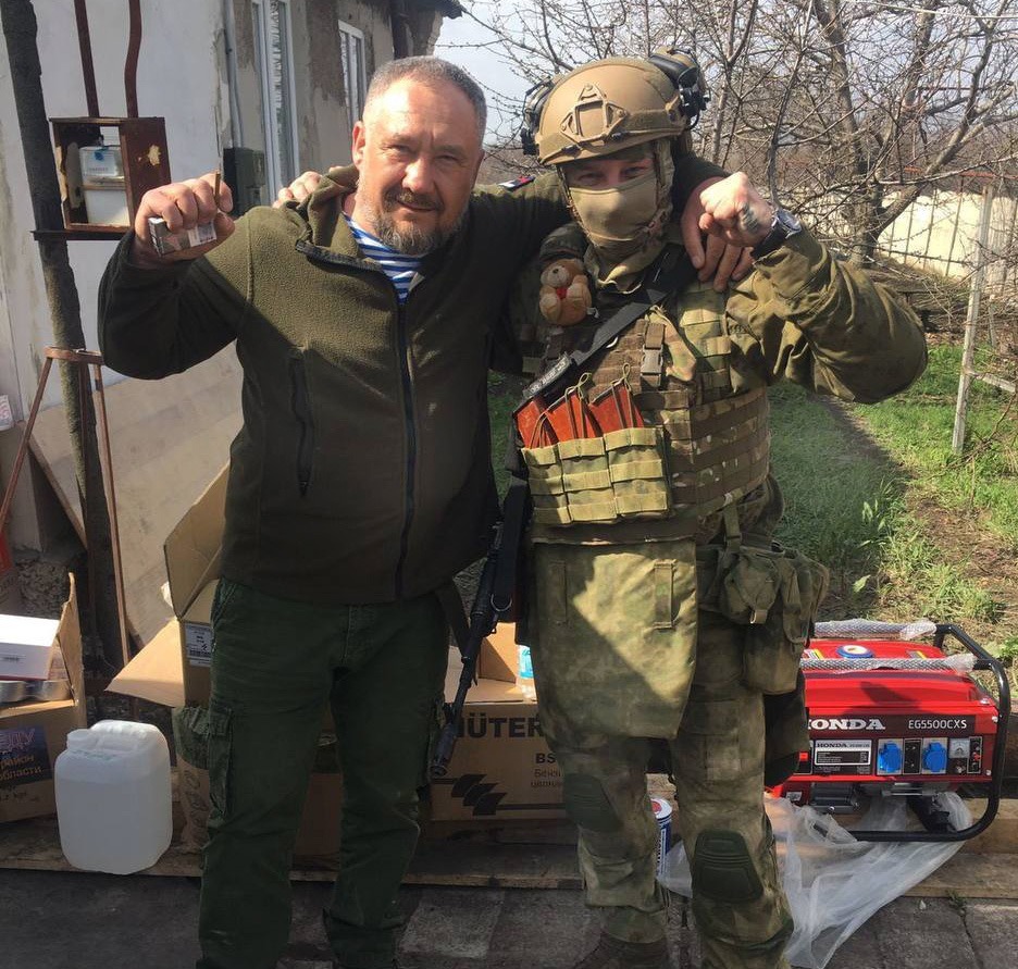 Евгений Перегудов с одним из бойцов